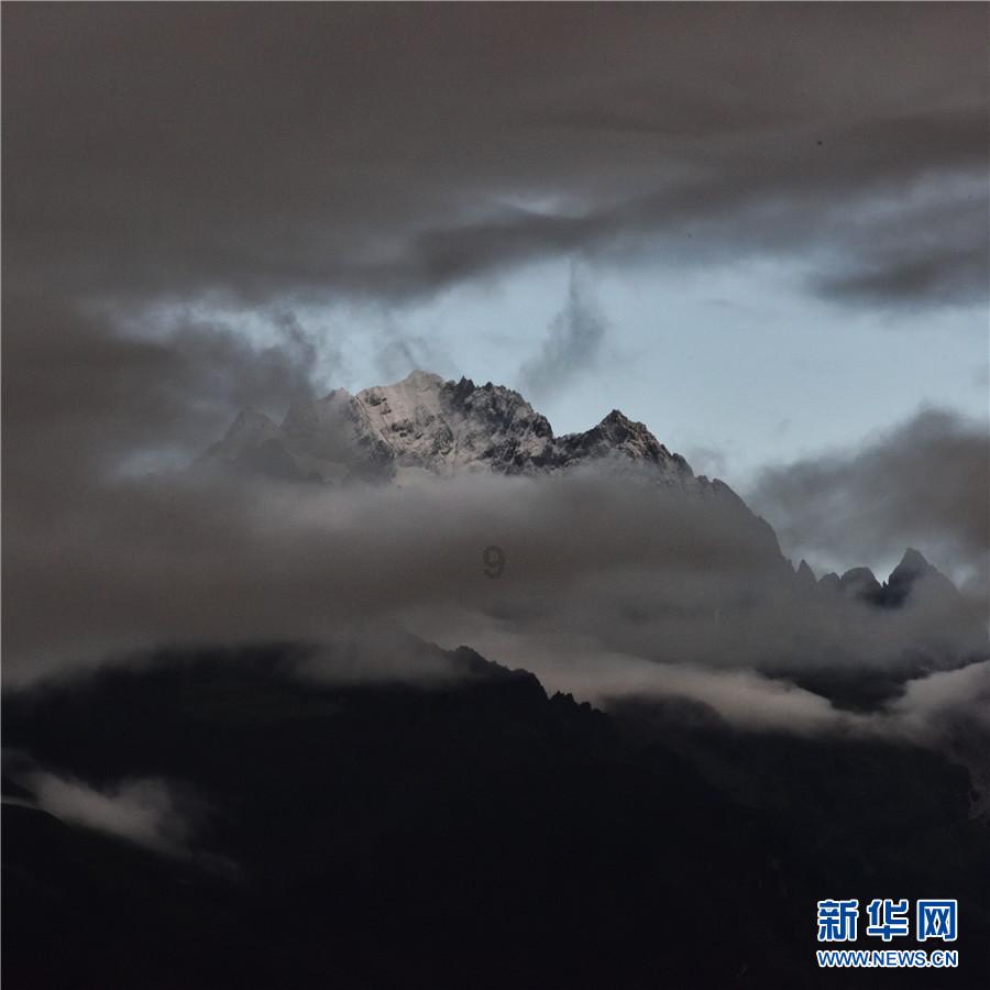 当一个女生有男朋友 突然看到自己的真正男神帅哥 会是什么反应？游戏画面
