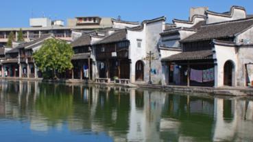 实拍：略阳白水江镇集市，有免费理发的，有送春联的，敲锣打鼓热闹了